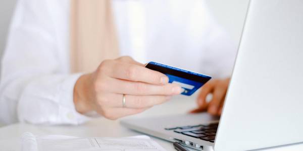 vrouw voert bic nummer in tijdens online overboeking
