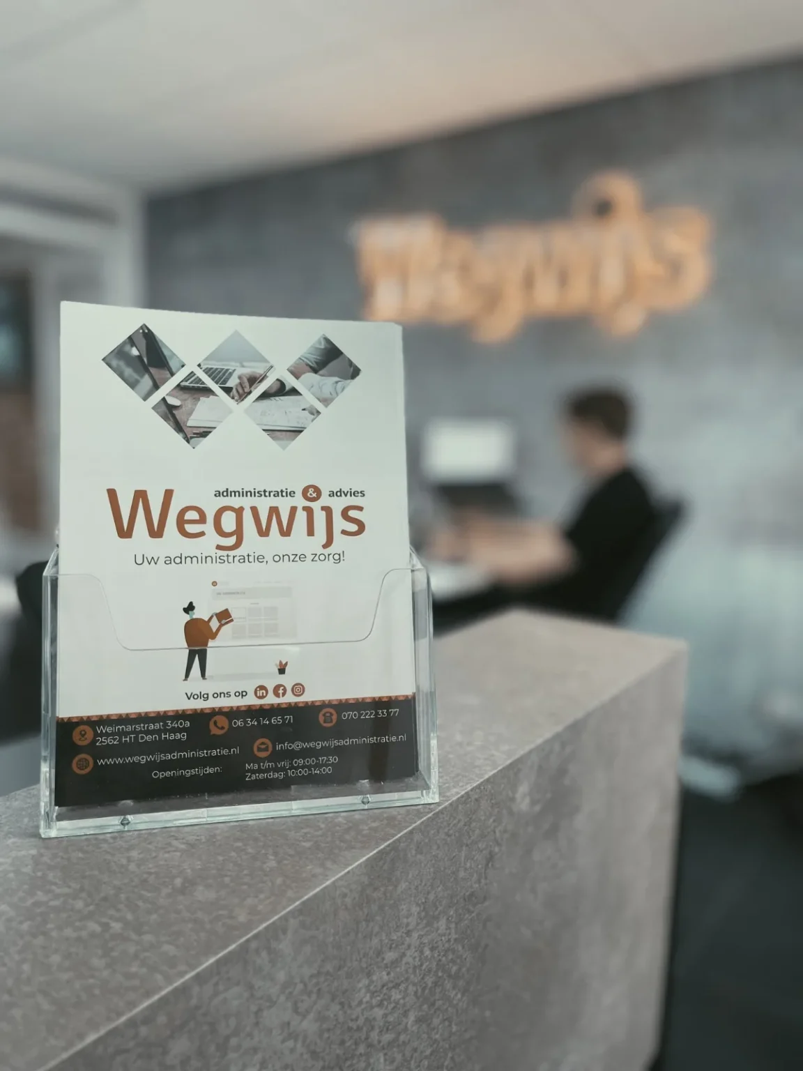 Boekhouder van Wegwijs Administratie aan het werk op kantoor in Den Haag